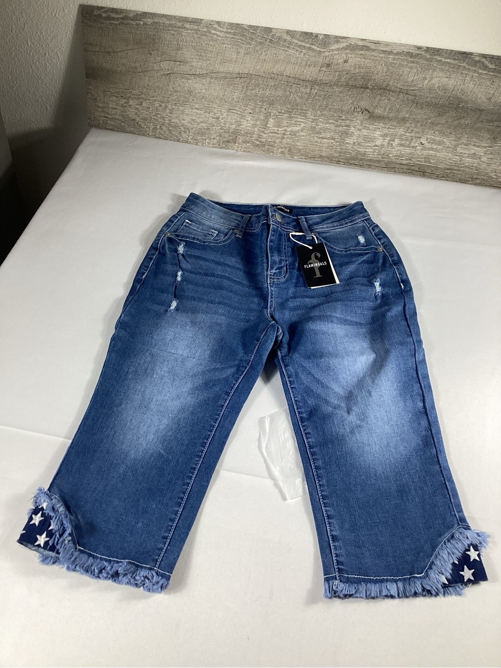 Flamingals Women’s Star Embroidered Cropped Jeans Size M Blue Denim